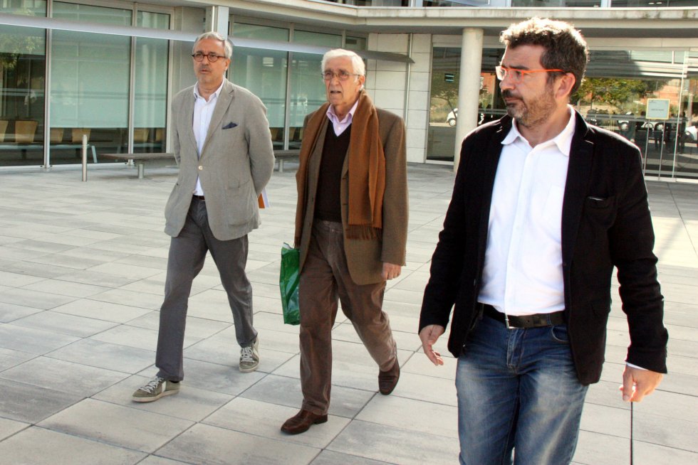 Daniel Osácar, extesorero de CDC, sale de los juzgados de El Vendrell entre el abogado Xavier Melero y Francesc Sánchez de CDC. Daniel Osácar, extesorero de CDC, sale de los juzgados de El Vendrell entre el abogado Xavier Melero y Francesc Sánchez de CDC.