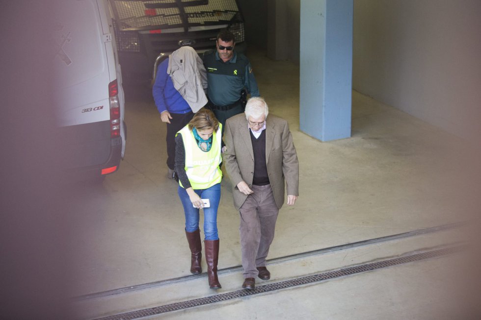El extesorero de CDC Daniel Osàcar y el director general de Infraestructuras de la Generalitat, Josep Antoni Rosell (con la cabeza tapada), en el juzgado de El Vendrell. El extesorero de CDC Daniel Osàcar y el director general de Infraestructuras de la Generalitat, Josep Antoni Rosell (con la cabeza tapada), en el juzgado de El Vendrell.