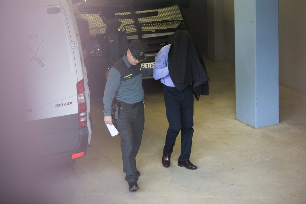 La Guardia Civil traslada a Jordi Soler, de la constructora Grup Soler, para pasar a disposición judicial por su presunta relación con el pago de comisiones a CDC. La Guardia Civil traslada a Jordi Soler, de la constructora Grup Soler, para pasar a disposición judicial por su presunta relación con el pago de comisiones a CDC.