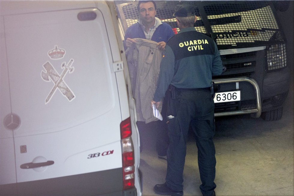 Jordi Soler, de la constructora Grup Soler, custodiado por los efectivos policiales. Jordi Soler, de la constructora Grup Soler, custodiado por los efectivos policiales.