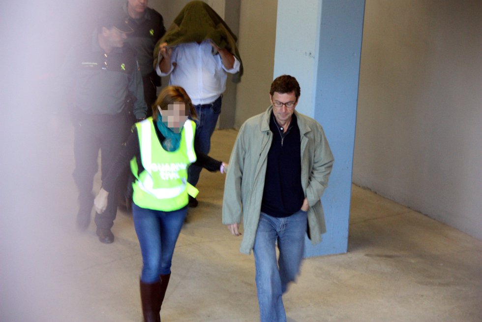 El empresario Xavier Tauler, en primer plano, y el empresario Sergio Lerma, con la cara tapada, a su llegada a los juzgados. El empresario Xavier Tauler, en primer plano, y el empresario Sergio Lerma, con la cara tapada, a su llegada a los juzgados.