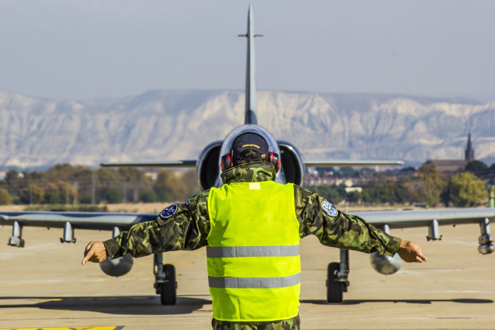 El oficial del ejército del aire, Félix Barquero, explica que "no hay una amenaza definida, pero estamos en un mundo sujeto a una realidad cambiante donde el peligro puede surgir en cualquier lugar y momento. Por eso realizamos estos ejercicios". El oficial del ejército del aire, Félix Barquero, explica que "no hay una amenaza definida, pero estamos en un mundo sujeto a una realidad cambiante donde el peligro puede surgir en cualquier lugar y momento. Por eso realizamos estos ejercicios".