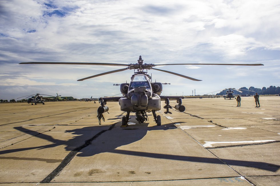 Hasta Zaragoza han llegado muchos helicópteros de varios países. Estos vehículos aéreos pueden alcanzar los 360 km/h y llegan a levantar 13 toneladas. Algunos como el Mil Mi-17, curiosamente, son de fabricación rusa. Hasta Zaragoza han llegado muchos helicópteros de varios países. Estos vehículos aéreos pueden alcanzar los 360 km/h y llegan a levantar 13 toneladas. Algunos como el Mil Mi-17, curiosamente, son de fabricación rusa.