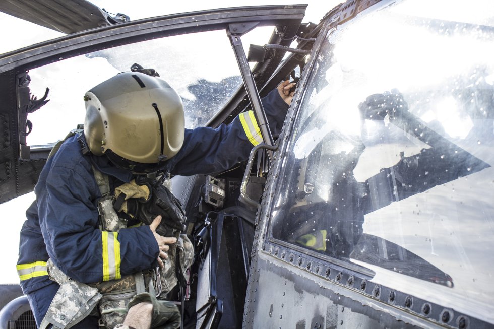 En estos ejercicios no solo trabajan los militares. Bomberos y equipos de salvamento también tienen un papel fundamental y trabajan para conocer todos los aparatos de combate lo mejor posible. En estos ejercicios no solo trabajan los militares. Bomberos y equipos de salvamento también tienen un papel fundamental y trabajan para conocer todos los aparatos de combate lo mejor posible.
