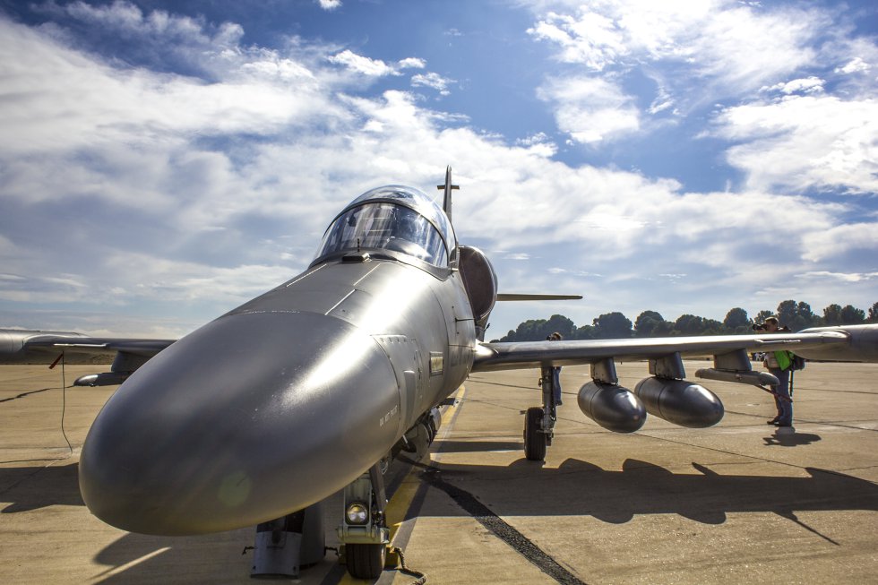 Este es un caza del ejército de la República Checa. En total, todo el ejercicio dispone de más de 140 aviones y 60 barcos. Este es un caza del ejército de la República Checa. En total, todo el ejercicio dispone de más de 140 aviones y 60 barcos.