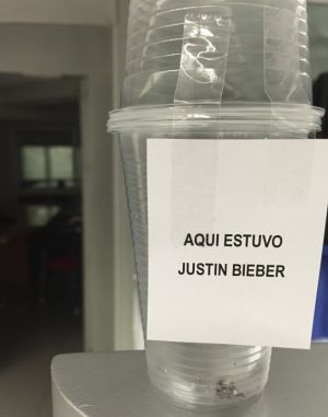 La ceniza del cigarro de Bieber, en el vaso de agua.