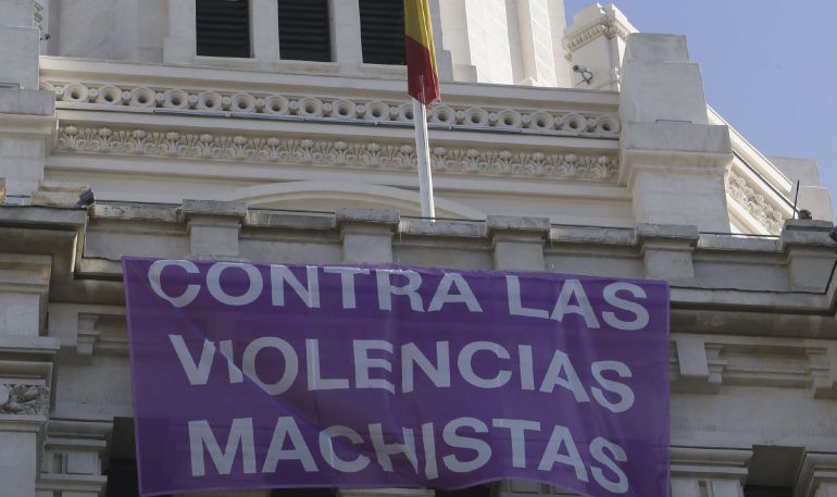 Una pancarta contra la violencia machista en la fachada del Ayuntamiento de Madrid.