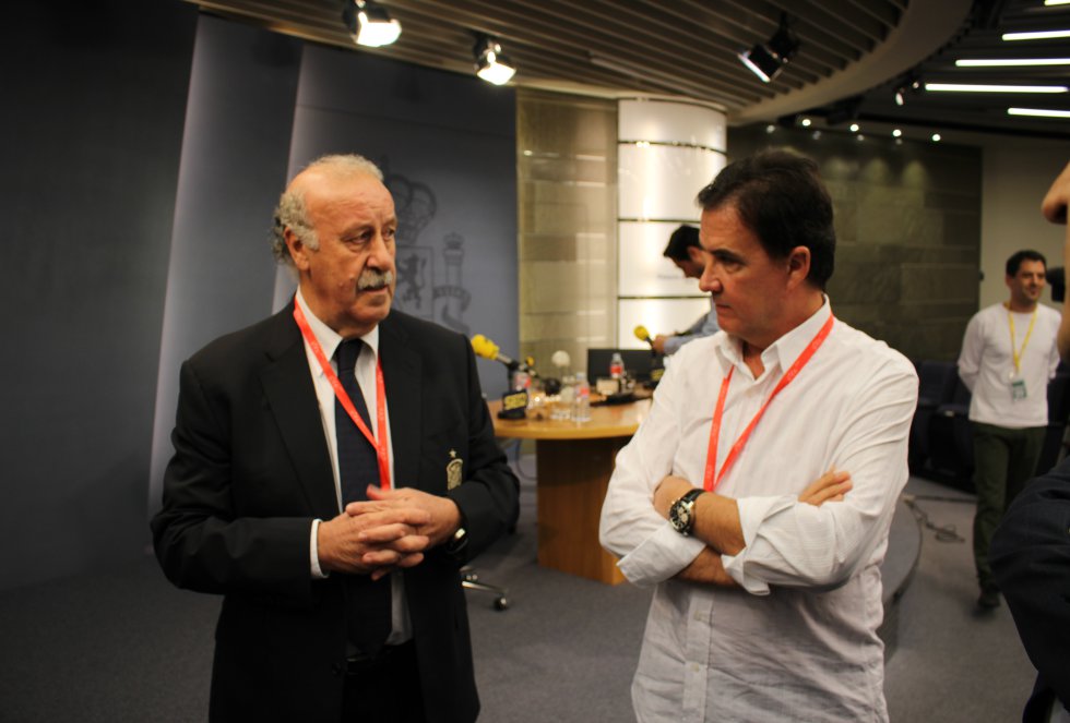 Jose Ramón de la Morena charla con el seleccionador Vicente del Bosque en los momentos previos al programa Jose Ramón de la Morena charla con el seleccionador Vicente del Bosque en los momentos previos al programa