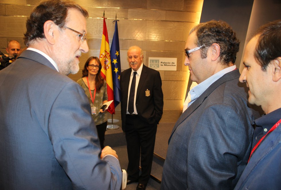 El presidente del Gobierno saluda al director de la Cadena SER Antonio Hernández Rodicio y al productor de 'El Larguero' Carlos Bustillo El presidente del Gobierno saluda al director de la Cadena SER Antonio Hernández Rodicio y al productor de 'El Larguero' Carlos Bustillo