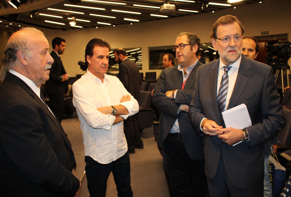 Mariano Rajoy, Vicente del Bosque, Antonio Hernández Rodicio y José Ramón de la Morena en los momentos previos al programa Mariano Rajoy, Vicente del Bosque, Antonio Hernández Rodicio y José Ramón de la Morena en los momentos previos al programa