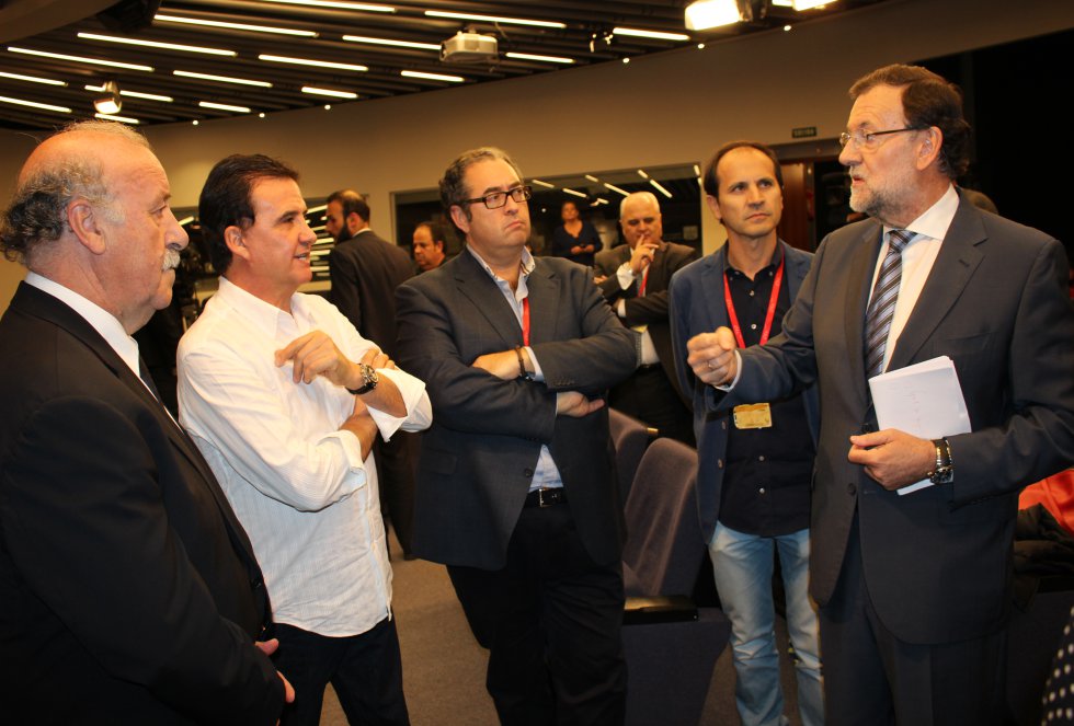 Mariano Rajoy, Vicente del Bosque, Antonio Hernández Rodicio José Ramón de la Morena y Carlos Bustillo momentos antes del programa Mariano Rajoy, Vicente del Bosque, Antonio Hernández Rodicio José Ramón de la Morena y Carlos Bustillo momentos antes del programa