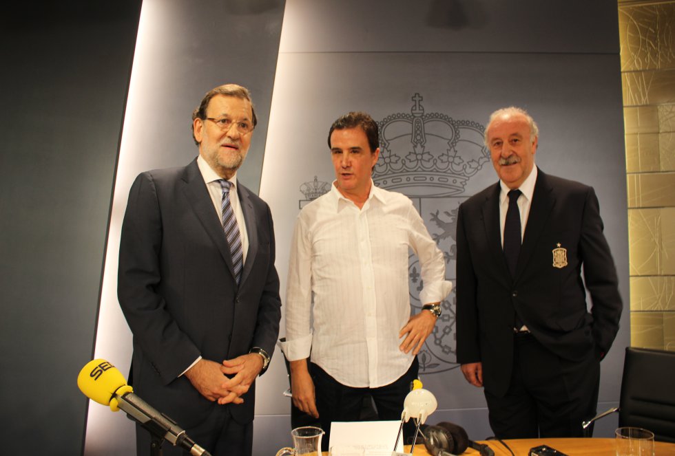 Mariano Rajoy, Vicente del Bosque y José Ramón de la Morena posando en la mesa del estudio improvisado en La Moncloa, Mariano Rajoy, Vicente del Bosque y José Ramón de la Morena posando en la mesa del estudio improvisado en La Moncloa,