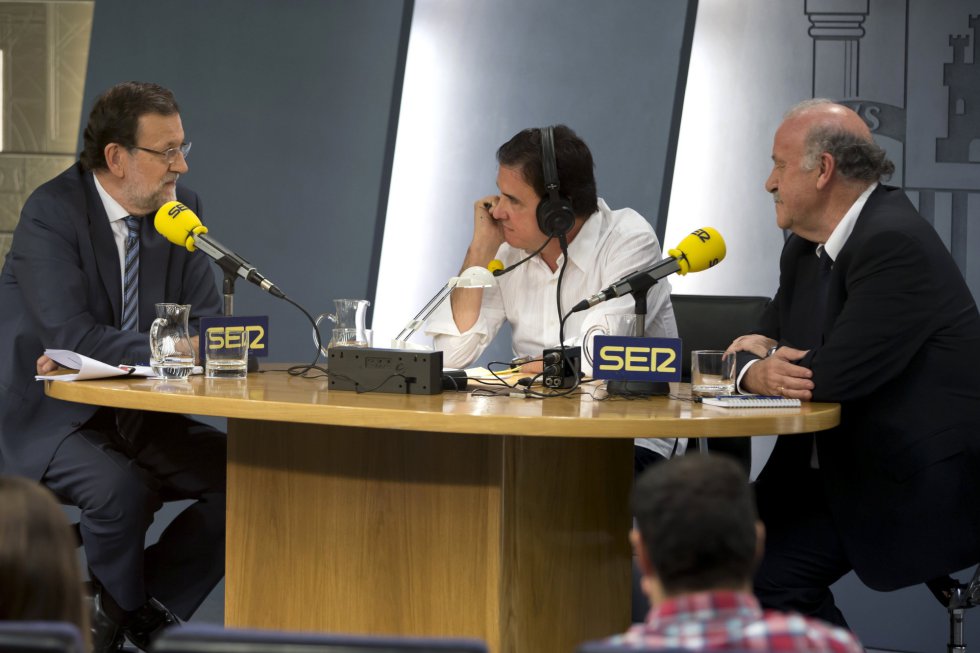 El presidente Mariano Rajoy (i), el periodista José Ramón de la Morena (c), y el seleccionador nacional de futbol, Vicente del Bosque, antes de ser entrevistados en el programa deportivo 'El Larguero'. El presidente Mariano Rajoy (i), el periodista José Ramón de la Morena (c), y el seleccionador nacional de futbol, Vicente del Bosque, antes de ser entrevistados en el programa deportivo 'El Larguero'.