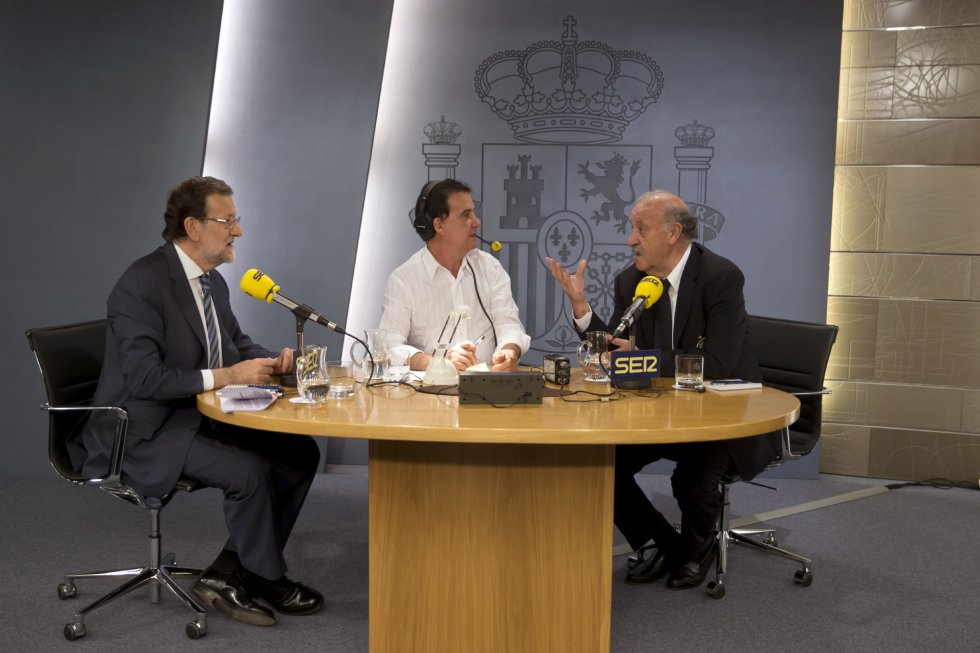 El presidente Mariano Rajoy (i), el periodista José Ramón de la Morena (c), y el seleccionador nacional de futbol, Vicente del Bosque, antes de ser entrevistados en el programa deportivo 'El Larguero'. El presidente Mariano Rajoy (i), el periodista José Ramón de la Morena (c), y el seleccionador nacional de futbol, Vicente del Bosque, antes de ser entrevistados en el programa deportivo 'El Larguero'.