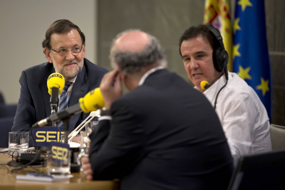 El presidente Mariano Rajoy (i), el periodista José Ramón de la Morena (c), y el seleccionador nacional de futbol, Vicente del Bosque, antes de ser entrevistados en el programa deportivo 'El Larguero'. El presidente Mariano Rajoy (i), el periodista José Ramón de la Morena (c), y el seleccionador nacional de futbol, Vicente del Bosque, antes de ser entrevistados en el programa deportivo 'El Larguero'.