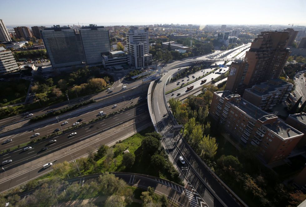 Circulación en la M-30, en el segundo día de restricciones de velocidad en Madrid, a la espera de que cambien las condiciones climatológicas y se reduzcan los niveles de dióxido de nitrógeno.