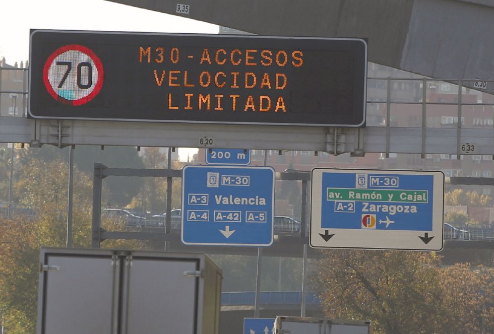 Señales de tráfico en la M-30, en el segundo día de restricciones de tráfico en la ciudad de Madrid.