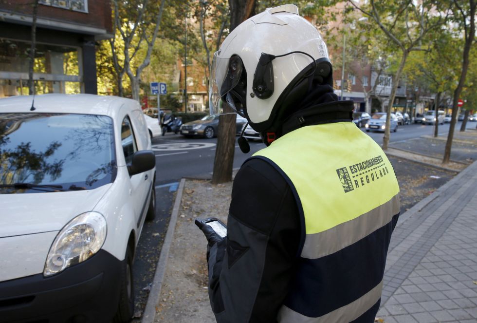 Agente de movilidad sanciona en el Paseo de la Castellana por la nueva medida para bajar los niveles de contaminación tomada por el Ayuntamiento de Madrid.