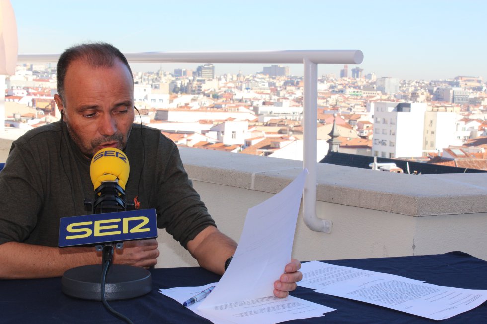 La SER ha emitido el informativo 'Hora 12' con José Antonio Marcos desde la terraza del edificio de la Cadena SER. Al fondo se observa la contaminación atmosférica-