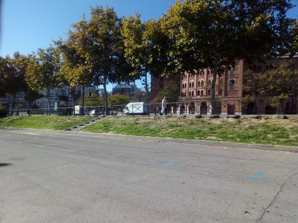 La zona de aparcamientos de Ventas, sin un solo coche.
