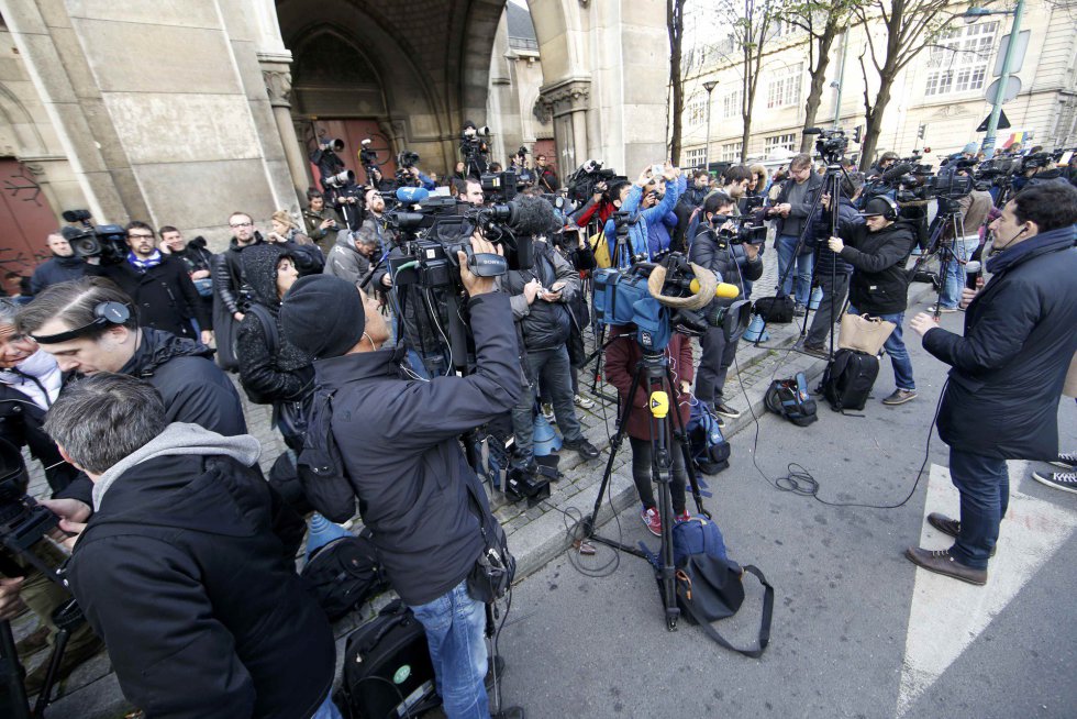 Periodistas cerca del edificio donde la policía está llevando a cabo la operación en Saint-Denis Periodistas cerca del edificio donde la policía está llevando a cabo la operación en Saint-Denis