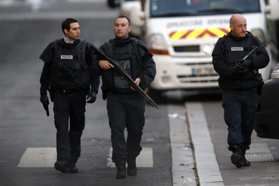 Unidades del Ejército francés se han desplegado en el centro de Saint Denis (al norte de París), donde se ha producido el asalto contra un grupo de terroristas atrincherados Unidades del Ejército francés se han desplegado en el centro de Saint Denis (al norte de París), donde se ha producido el asalto contra un grupo de terroristas atrincherados