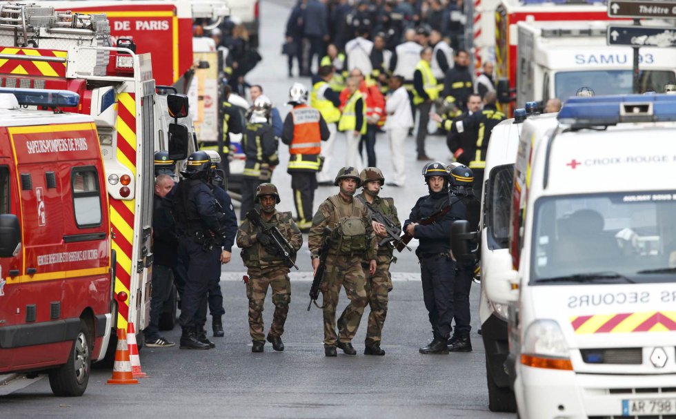 Policía francesa, militares, bomberos y miembros de la Cruz Roja francesa y servicios de emergencia, en el lugar de los hechos Policía francesa, militares, bomberos y miembros de la Cruz Roja francesa y servicios de emergencia, en el lugar de los hechos
