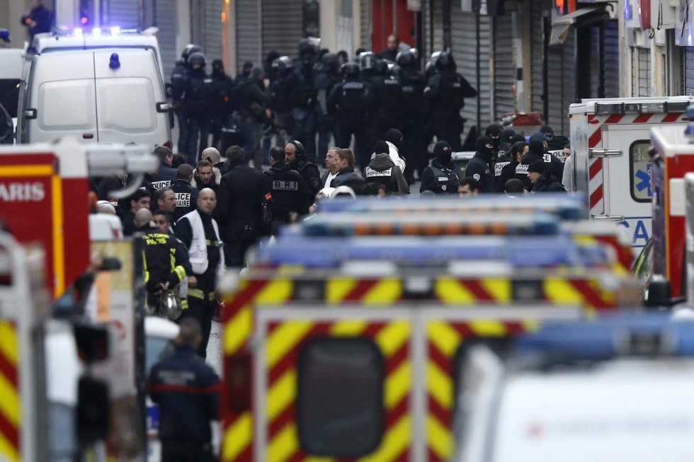 El centro de Saint Denis ha sido acordonado por la policía, mientras que las autoridades han pedido a los habitantes que no salgan de sus casas El centro de Saint Denis ha sido acordonado por la policía, mientras que las autoridades han pedido a los habitantes que no salgan de sus casas