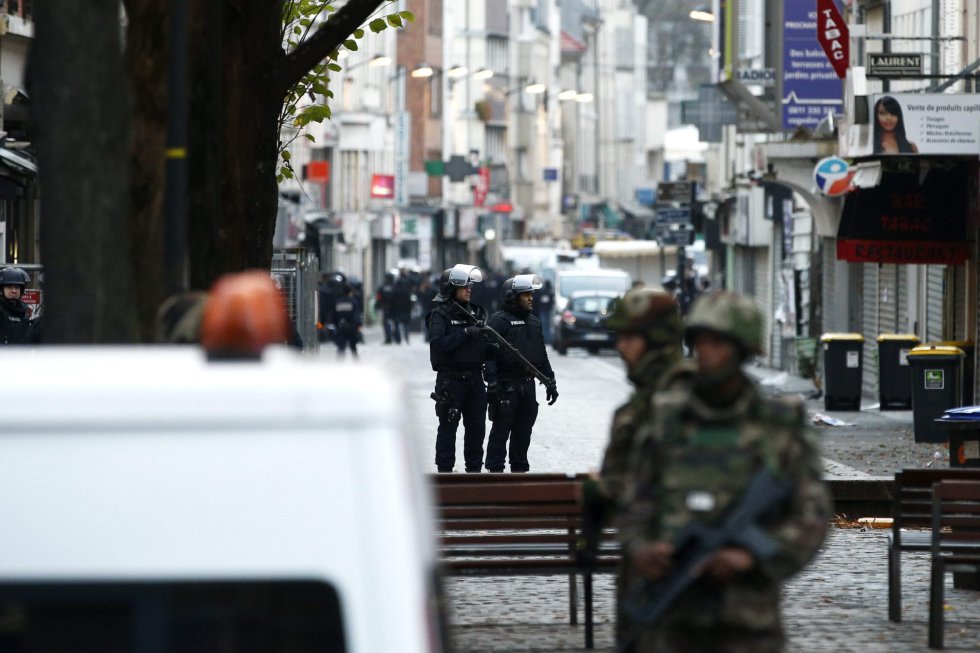 Las ventanas de las casas permanecen cerradas y apenas se ven habitantes por las calles de Saint-Denis, solo policía y servicios de emergencias Las ventanas de las casas permanecen cerradas y apenas se ven habitantes por las calles de Saint-Denis, solo policía y servicios de emergencias