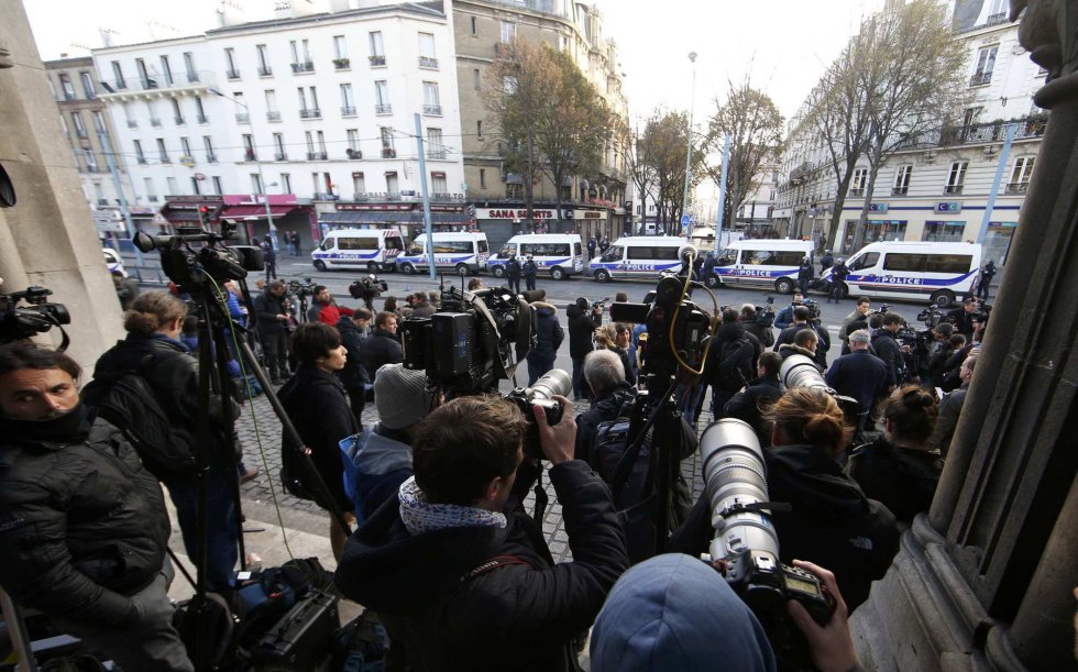 Decenas de periodistas siguen de cerca la operación policial Decenas de periodistas siguen de cerca la operación policial