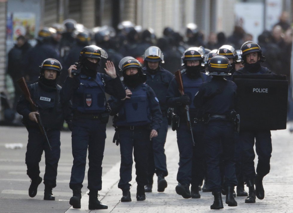 El barrio de Saint-Denis donde permanecen atrincherados los terroristas está cercada por la policía francesa El barrio de Saint-Denis donde permanecen atrincherados los terroristas está cercada por la policía francesa