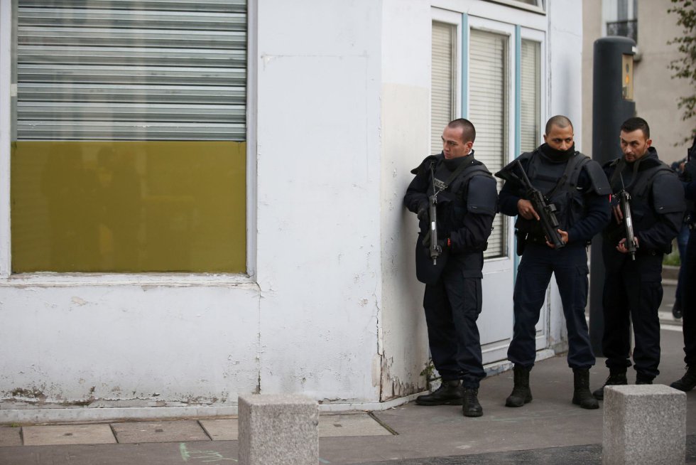 Policías resguardados durante la operación en Saint-Denis Policías resguardados durante la operación en Saint-Denis