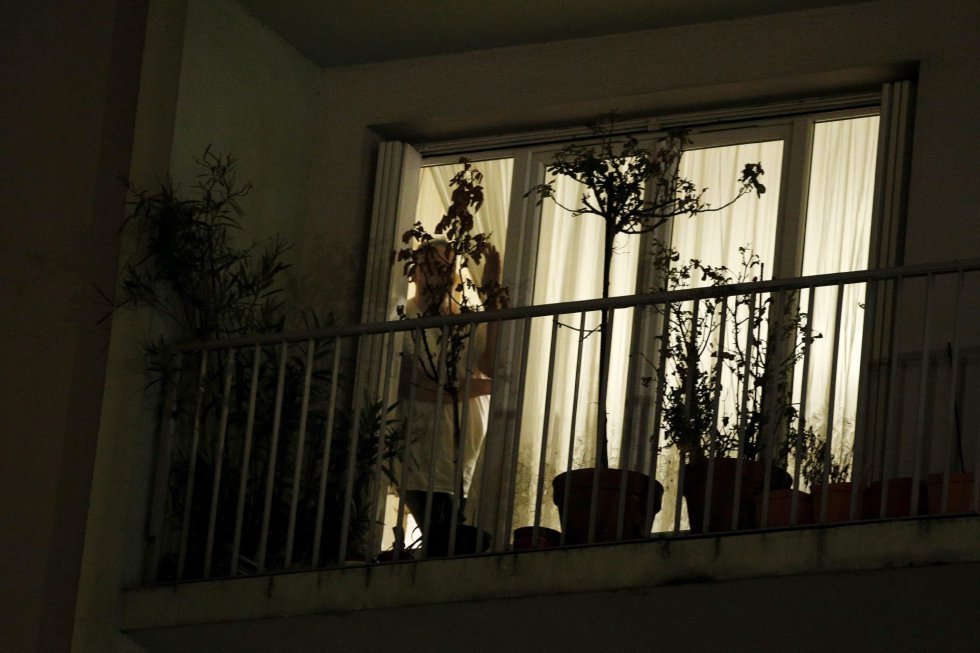 Un hombre se asoma a la ventana tras escuchar disparos durante una operación en Saint Denis cerca de París Un hombre se asoma a la ventana tras escuchar disparos durante una operación en Saint Denis cerca de París