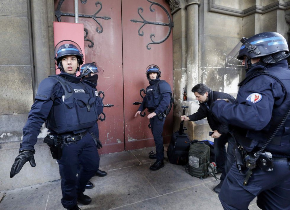 Agentes de la Policía francesa, a las puertas de una iglesia de Saint-Denis. Agentes de la Policía francesa, a las puertas de una iglesia de Saint-Denis.