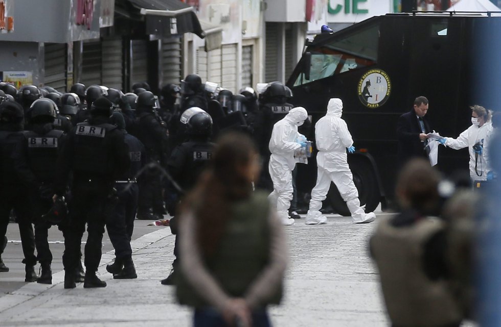 110 agentes de las fuerzas especiales han participado en la operación antiterrorista cerca de París. La Fiscalía de París confirmó que una mujer se suicidó haciendo estallar su cinturón de explosivos. 110 agentes de las fuerzas especiales han participado en la operación antiterrorista cerca de París. La Fiscalía de París confirmó que una mujer se suicidó haciendo estallar su cinturón de explosivos.