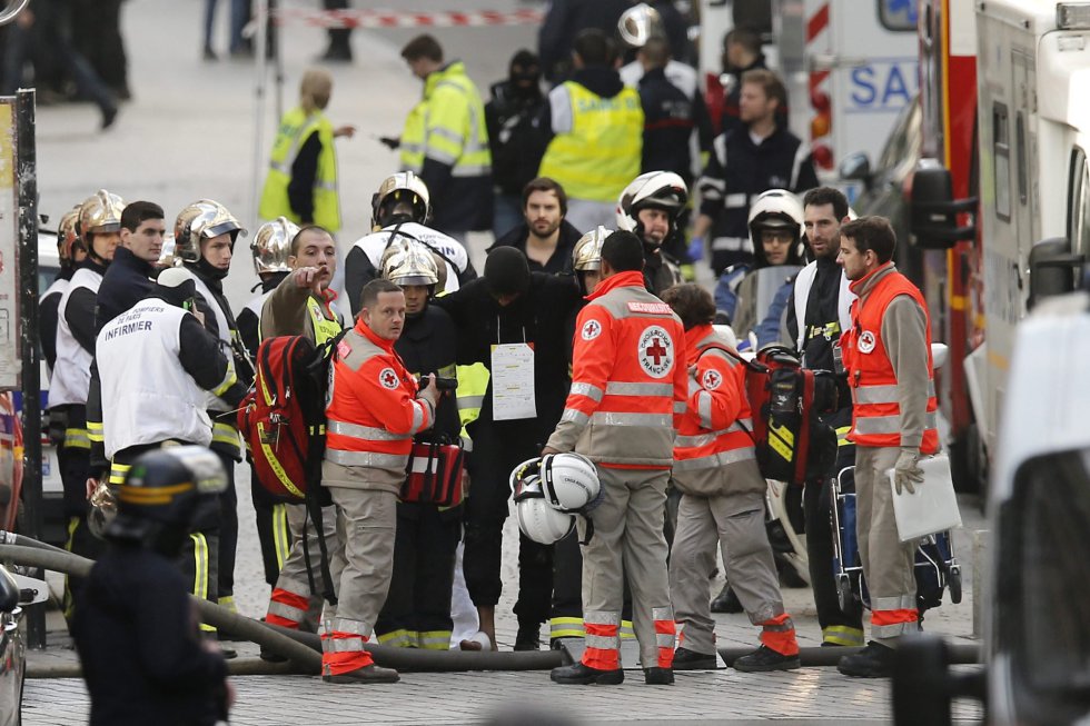 Personal médico asiste a un policía herido durante la operación en Saint-Denis. Personal médico asiste a un policía herido durante la operación en Saint-Denis.