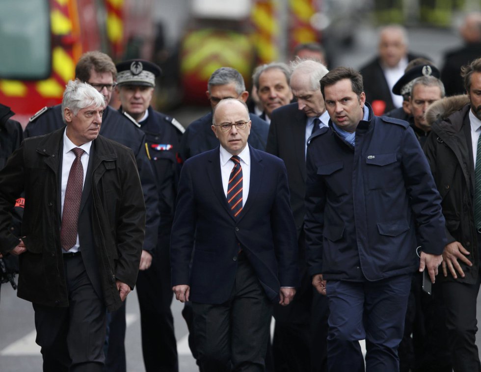 El ministro francés del Interior, Bernard Cazeneuve, llega a la zona donde se ha desarrollado la operación antiterrorista. El ministro francés del Interior, Bernard Cazeneuve, llega a la zona donde se ha desarrollado la operación antiterrorista.