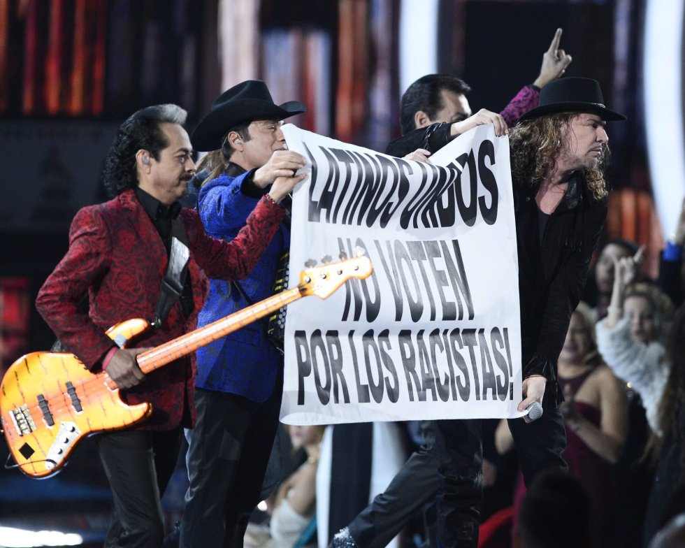 El grupo mexicano Maná muestra una pancarta en la que se puede leer 'Latinos unidos, no voten por los racistas' durante la gala.