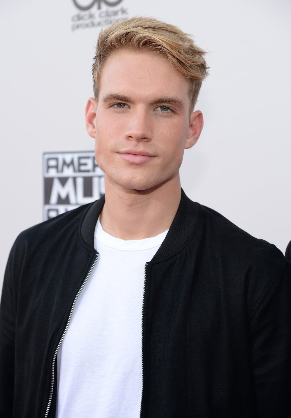 Austin Rhodes, ante los fotógrafos en los American Music Awards 2015. Austin Rhodes, ante los fotógrafos en los American Music Awards 2015.