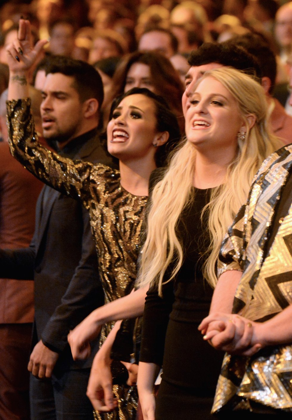 El actor Wilmer Valderrama y las cantantes Demi Lovato y Meghan Trainor, durante la ceremonia de los American Music Awards 2015. El actor Wilmer Valderrama y las cantantes Demi Lovato y Meghan Trainor, durante la ceremonia de los American Music Awards 2015.