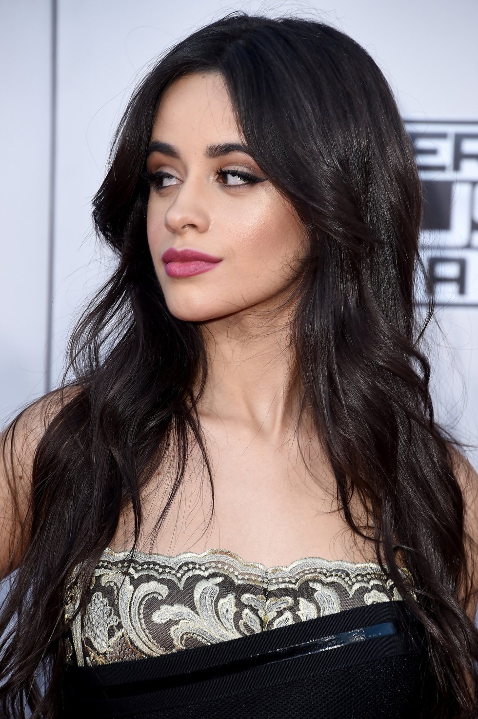 La cantante Camila Cabello, de Fifth Harmony, en los American Music Awards 2015. La cantante Camila Cabello, de Fifth Harmony, en los American Music Awards 2015.