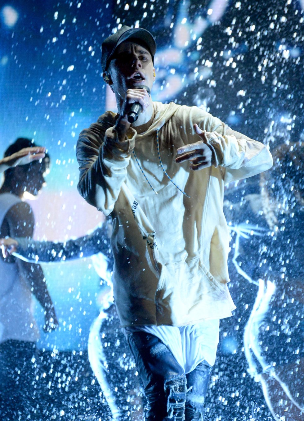 Justin Bieber, en un momento de su actuación en los American Music Awards 2015. Justin Bieber, en un momento de su actuación en los American Music Awards 2015.
