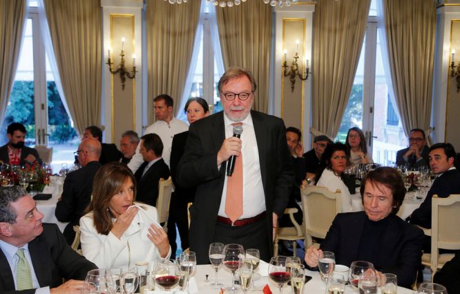 Juan Luis Cebrián, presidente ejecutivo de PRISA, se dirige a los premiados durante el almuerzo. En la mesa, Ana Blanco (mejor presentadora de televisión), Raphael (mejor trayectoria musical) y Augusto Delkader (presidente de PRISA Radio). Juan Luis Cebrián, presidente ejecutivo de PRISA, se dirige a los premiados durante el almuerzo. En la mesa, Ana Blanco (mejor presentadora de televisión), Raphael (mejor trayectoria musical) y Augusto Delkader (presidente de PRISA Radio).