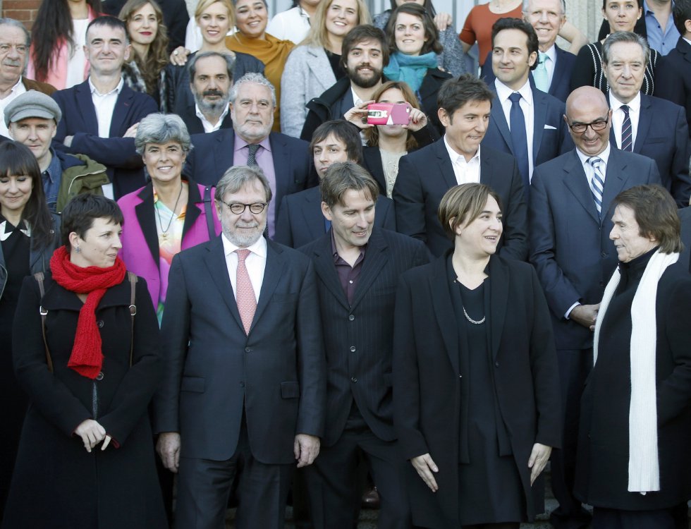 La alcaldesa de Barcelona, Ada Colau, el cantante Raphael, y el presidente de Prisa, Juan Luis Cebrián, entre otros, durante la foto de familia de los premiados y organizadores. La alcaldesa de Barcelona, Ada Colau, el cantante Raphael, y el presidente de Prisa, Juan Luis Cebrián, entre otros, durante la foto de familia de los premiados y organizadores.