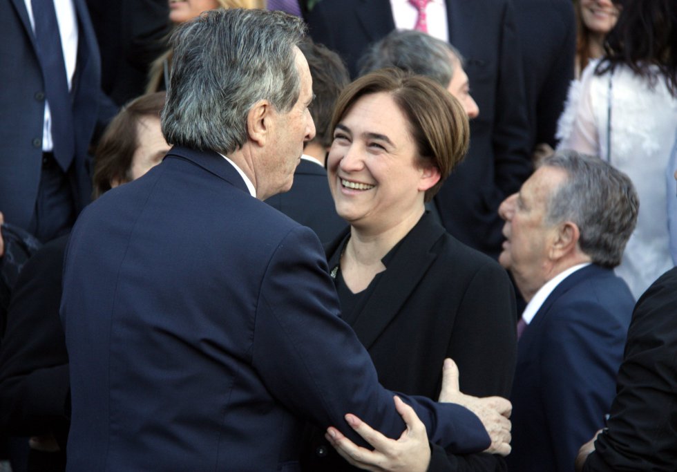 La alcaldesa de Barcelona, Ada Colau, saluda al periodista Iñaki Gabilondo. La alcaldesa de Barcelona, Ada Colau, saluda al periodista Iñaki Gabilondo.