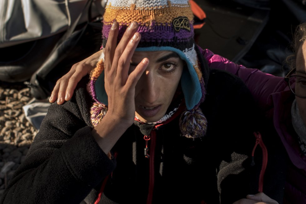 Saad, adolescente sirio descansa tras bajarse de la embarcación en la que ha viajado hasta Grecia desde Turquía huyendo de la guerra de Siria. Tres meses después de la muerte de Aylan Kurdi, Save the Children recuerda que la seguridad de las fronteras no puede estar por encima de los derechos de los refugiados. Solo a Grecia han llegada más 728.000 personas refugiadas en lo que va de año, el 26% son niños. La mayoría han llegado en pequeñas embarcaciones a la isla griega de Lesbos procedentes de Turquía. Desde la muerte de Aylan más de 120 niños han muerto en el mar intentando llegar a Europa. Saad, adolescente sirio descansa tras bajarse de la embarcación en la que ha viajado hasta Grecia desde Turquía huyendo de la guerra de Siria. Tres meses después de la muerte de Aylan Kurdi, Save the Children recuerda que la seguridad de las fronteras no puede estar por encima de los derechos de los refugiados. Solo a Grecia han llegada más 728.000 personas refugiadas en lo que va de año, el 26% son niños. La mayoría han llegado en pequeñas embarcaciones a la isla griega de Lesbos procedentes de Turquía. Desde la muerte de Aylan más de 120 niños han muerto en el mar intentando llegar a Europa.
