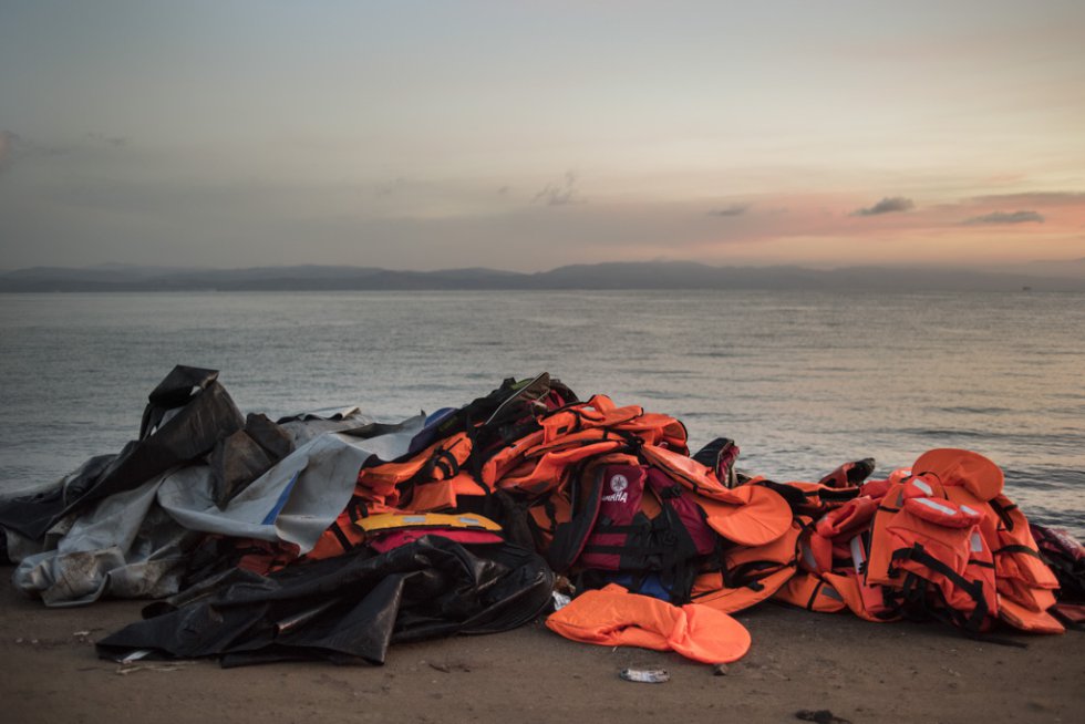 Tres meses después de la muerte de Aylan Kurdi, Save the Children recuerda que la seguridad de las fronteras no puede estar por encima de los derechos de los refugiados. Solo a Grecia han llegada más 728.000 personas refugiadas en lo que va de año, el 26% son niños. La mayoría han llegado en pequeñas embarcaciones a la isla griega de Lesbos procedentes de Turquía. Desde la muerte de Aylan más de 120 niños han muerto en el mar intentando llegar a Europa. Tres meses después de la muerte de Aylan Kurdi, Save the Children recuerda que la seguridad de las fronteras no puede estar por encima de los derechos de los refugiados. Solo a Grecia han llegada más 728.000 personas refugiadas en lo que va de año, el 26% son niños. La mayoría han llegado en pequeñas embarcaciones a la isla griega de Lesbos procedentes de Turquía. Desde la muerte de Aylan más de 120 niños han muerto en el mar intentando llegar a Europa.