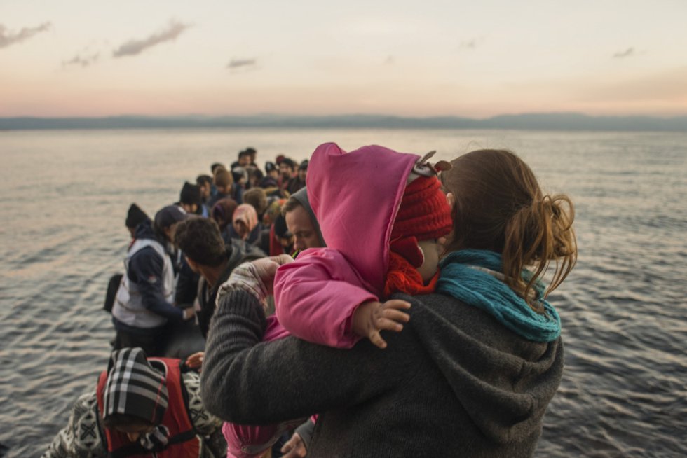 Tres meses después de la muerte de Aylan Kurdi, Save the Children recuerda que la seguridad de las fronteras no puede estar por encima de los derechos de los refugiados. Solo a Grecia han llegada más 728.000 personas refugiadas en lo que va de año, el 26% son niños. La mayoría han llegado en pequeñas embarcaciones a la isla griega de Lesbos procedentes de Turquía. Desde la muerte de Aylan más de 120 niños han muerto en el mar intentando llegar a Europa. Tres meses después de la muerte de Aylan Kurdi, Save the Children recuerda que la seguridad de las fronteras no puede estar por encima de los derechos de los refugiados. Solo a Grecia han llegada más 728.000 personas refugiadas en lo que va de año, el 26% son niños. La mayoría han llegado en pequeñas embarcaciones a la isla griega de Lesbos procedentes de Turquía. Desde la muerte de Aylan más de 120 niños han muerto en el mar intentando llegar a Europa.