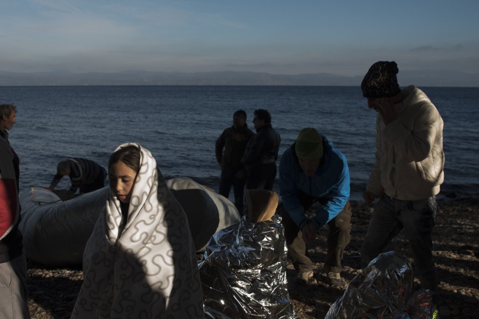 Tres meses después de la muerte de Aylan Kurdi, Save the Children recuerda que la seguridad de las fronteras no puede estar por encima de los derechos de los refugiados. Solo a Grecia han llegada más 728.000 personas refugiadas en lo que va de año, el 26% son niños. La mayoría han llegado en pequeñas embarcaciones a la isla griega de Lesbos procedentes de Turquía. Desde la muerte de Aylan más de 120 niños han muerto en el mar intentando llegar a Europa. Tres meses después de la muerte de Aylan Kurdi, Save the Children recuerda que la seguridad de las fronteras no puede estar por encima de los derechos de los refugiados. Solo a Grecia han llegada más 728.000 personas refugiadas en lo que va de año, el 26% son niños. La mayoría han llegado en pequeñas embarcaciones a la isla griega de Lesbos procedentes de Turquía. Desde la muerte de Aylan más de 120 niños han muerto en el mar intentando llegar a Europa.