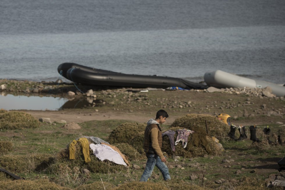 Tres meses después de la muerte de Aylan Kurdi, Save the Children recuerda que la seguridad de las fronteras no puede estar por encima de los derechos de los refugiados. Solo a Grecia han llegada más 728.000 personas refugiadas en lo que va de año, el 26% son niños. La mayoría han llegado en pequeñas embarcaciones a la isla griega de Lesbos procedentes de Turquía. Desde la muerte de Aylan más de 120 niños han muerto en el mar intentando llegar a Europa. Tres meses después de la muerte de Aylan Kurdi, Save the Children recuerda que la seguridad de las fronteras no puede estar por encima de los derechos de los refugiados. Solo a Grecia han llegada más 728.000 personas refugiadas en lo que va de año, el 26% son niños. La mayoría han llegado en pequeñas embarcaciones a la isla griega de Lesbos procedentes de Turquía. Desde la muerte de Aylan más de 120 niños han muerto en el mar intentando llegar a Europa.